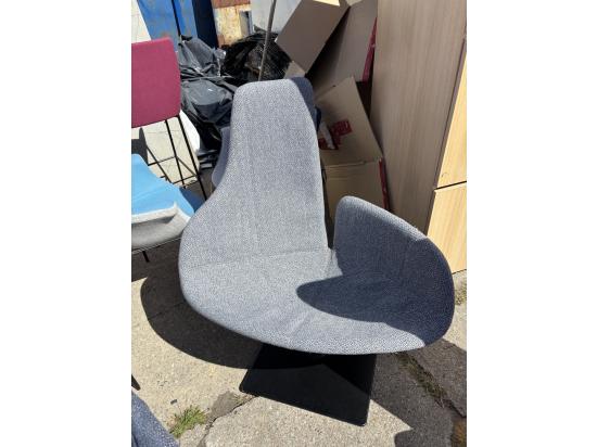 Jasnoszary asymetryczny fotel