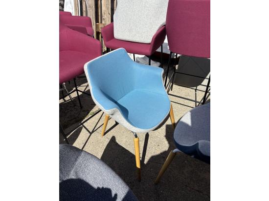 Krzesło niebieskie na drewnianych nogach