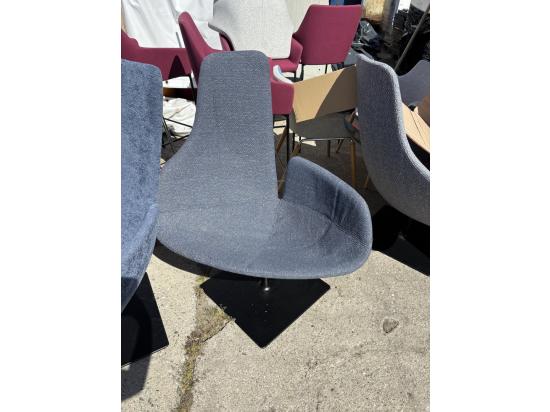 Ciemnoszary asymetryczny fotel