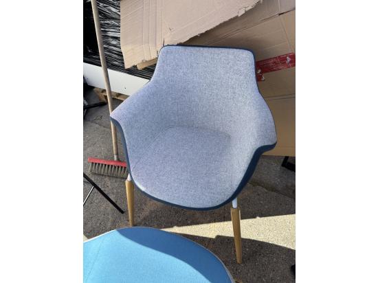 Krzesło szare na drewnianych nogach