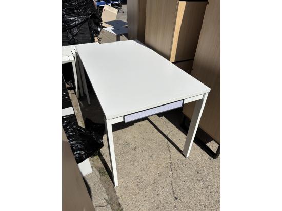 Białe biurko (blat uszkodzony)