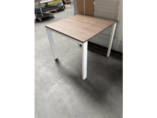 Stolik 80 x 80 na białych nogach z ciemnym blatem