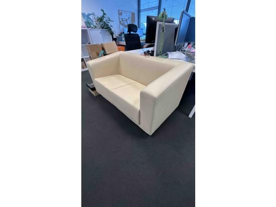 Sofa beżowa z przetarciami