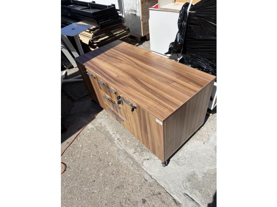 Szafka drewnopodobna na kółkach