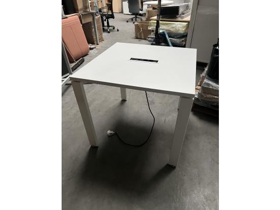 Stolik biały z mediaportem