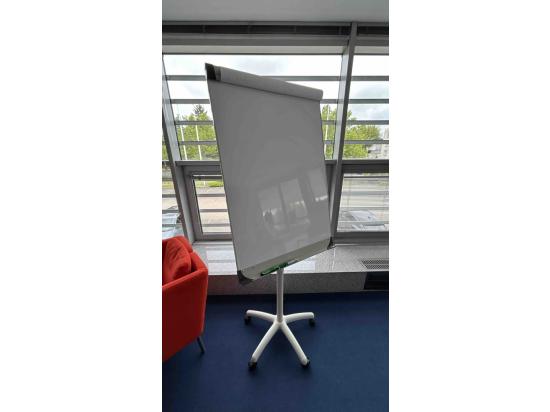 Flipchart na kółkach