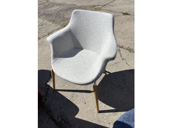 Krzesło jasnoszare na drewnianych nogach