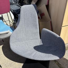 Jasnoszary asymetryczny fotel