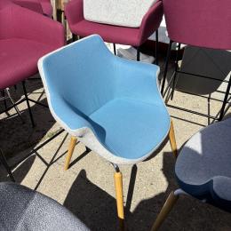 Krzesło niebieskie na drewnianych nogach