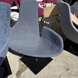 Ciemnoszary asymetryczny fotel