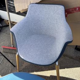 Krzesło szare na drewnianych nogach