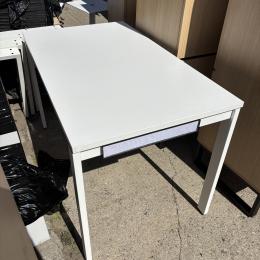 Białe biurko (blat uszkodzony)