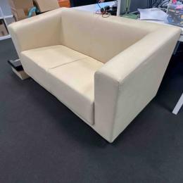 Sofa beżowa z przetarciami