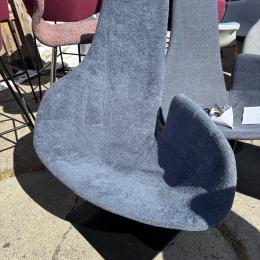 Ciemnoszary fotel asymetryczny