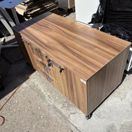 Szafka drewnopodobna na kółkach