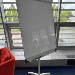 Flipchart na kółkach