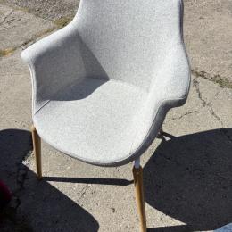 Krzesło jasnoszare na drewnianych nogach