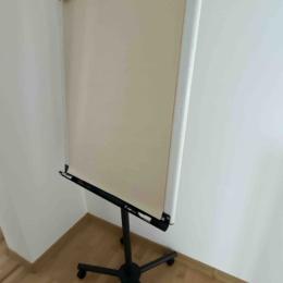 Flipchart na czarnej nodze